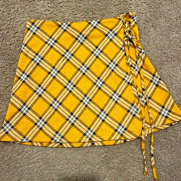 A small yellow plaid skirt - Picture 1 of 1